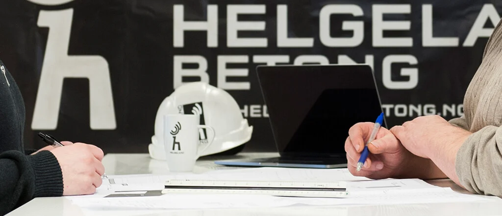 To personer jobber med papirarbeid