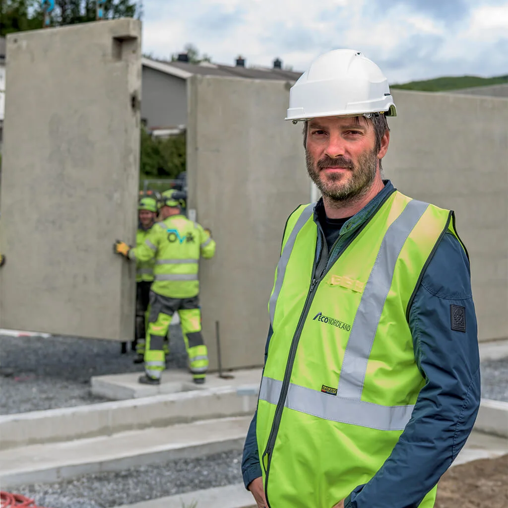 Prosjektleder for ECOnordland, Rune-Andre Eliseussen forann montering av elementer