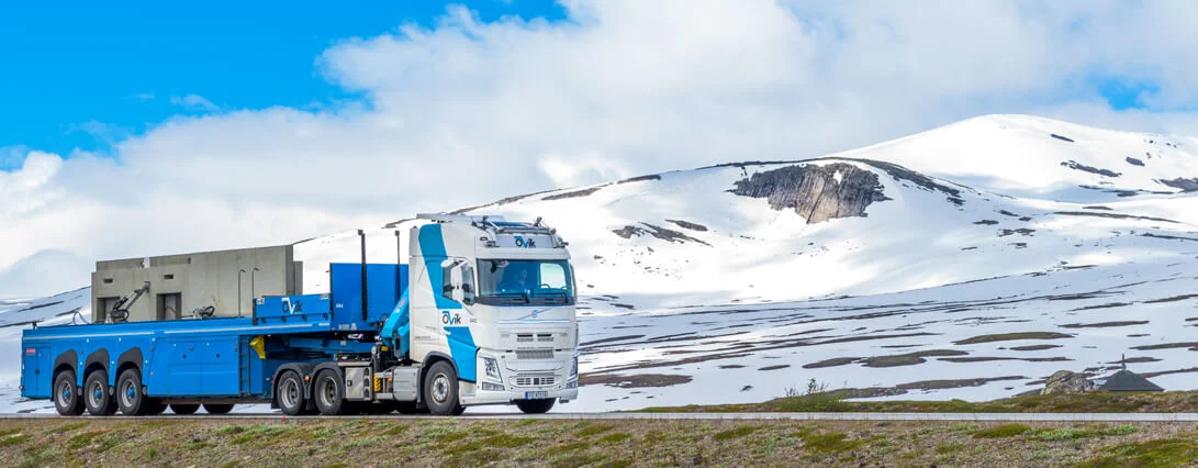 Lastebil med betong elementer på Saltfjellet