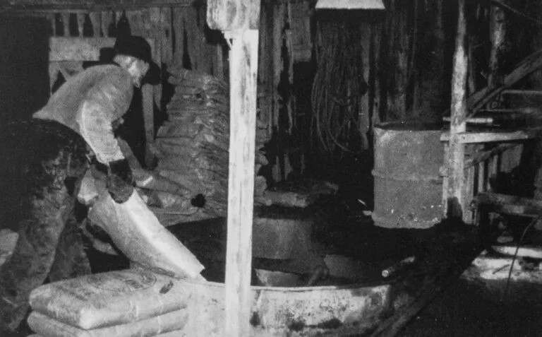 Mattis Mathisen tømmer sement i blanderen