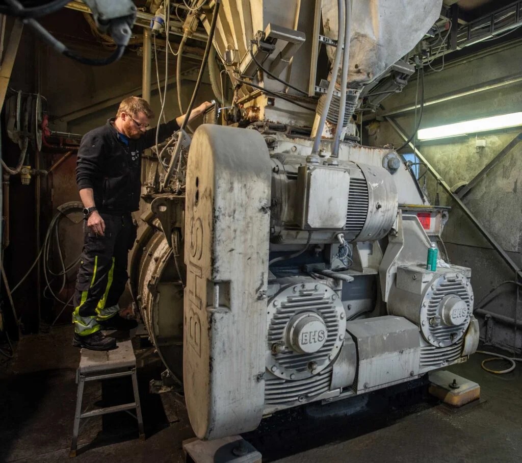 Person ser over blanderen